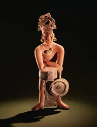 Figura de un guerrero con un escudo